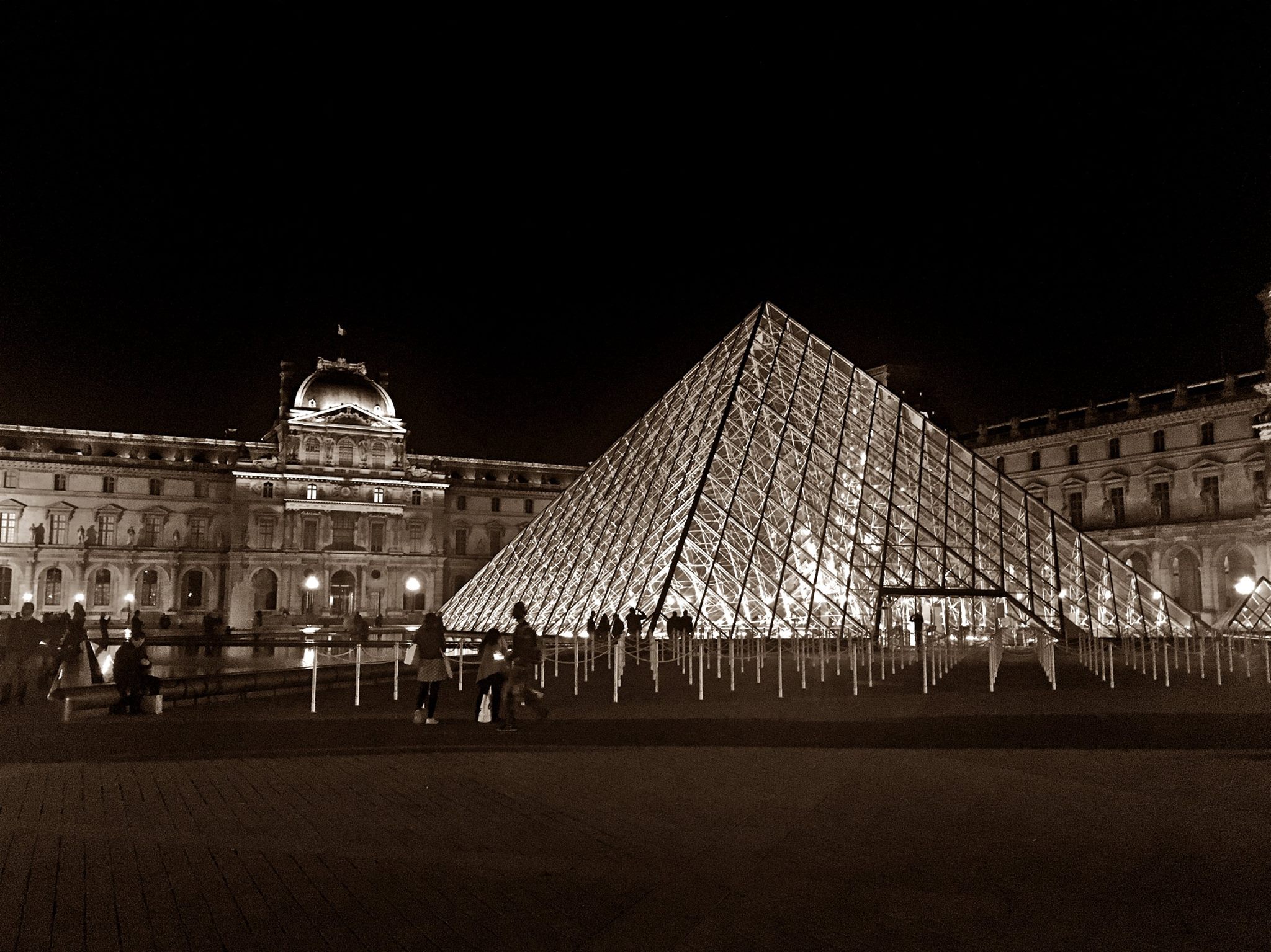 jermpins Pyramide du Louvre at night, Paris