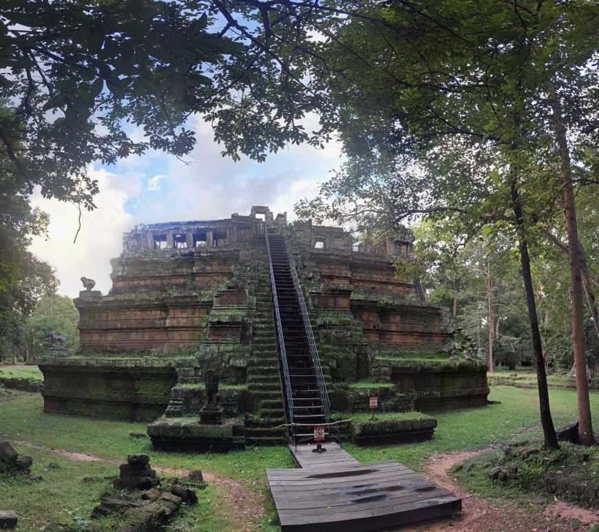 phimeanakas temple siem reap cambodia