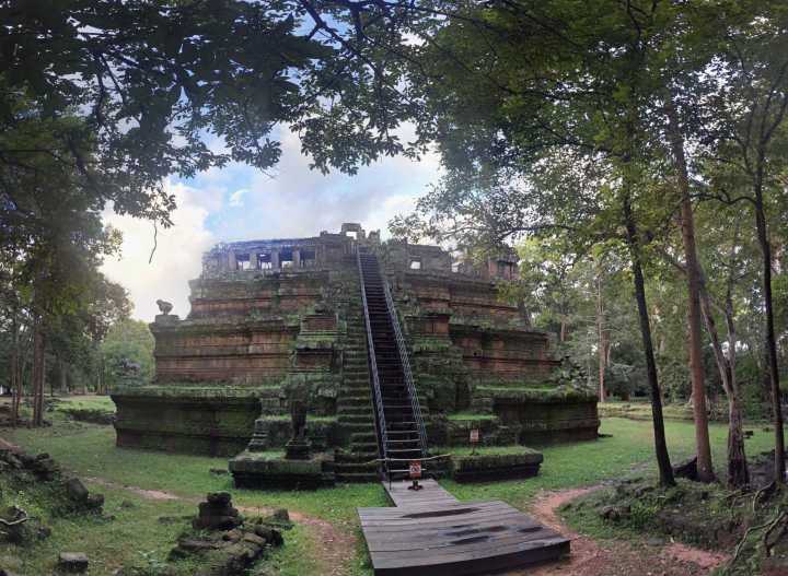 phimeanakas temple siem reap cambodia